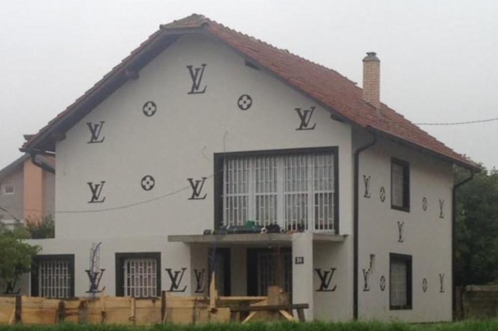 Bosanski Šenki Versaće: Ofarbao kuću u Luja Vitona, smeje mu se cela Bosna! (FOTO)