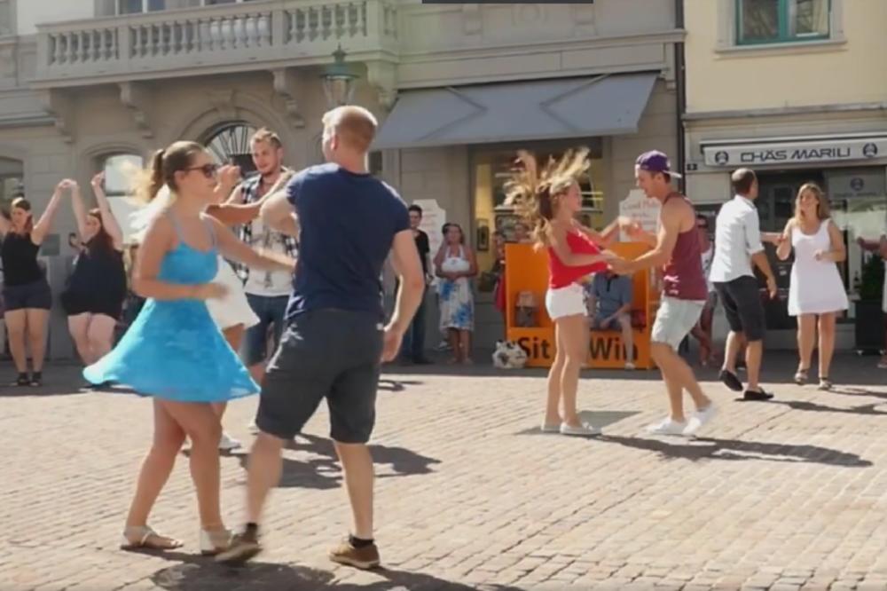 Ko se OVOME nadao? Svi su đuskali na sred ulice, a onda je došao pandur i ...! (VIDEO)