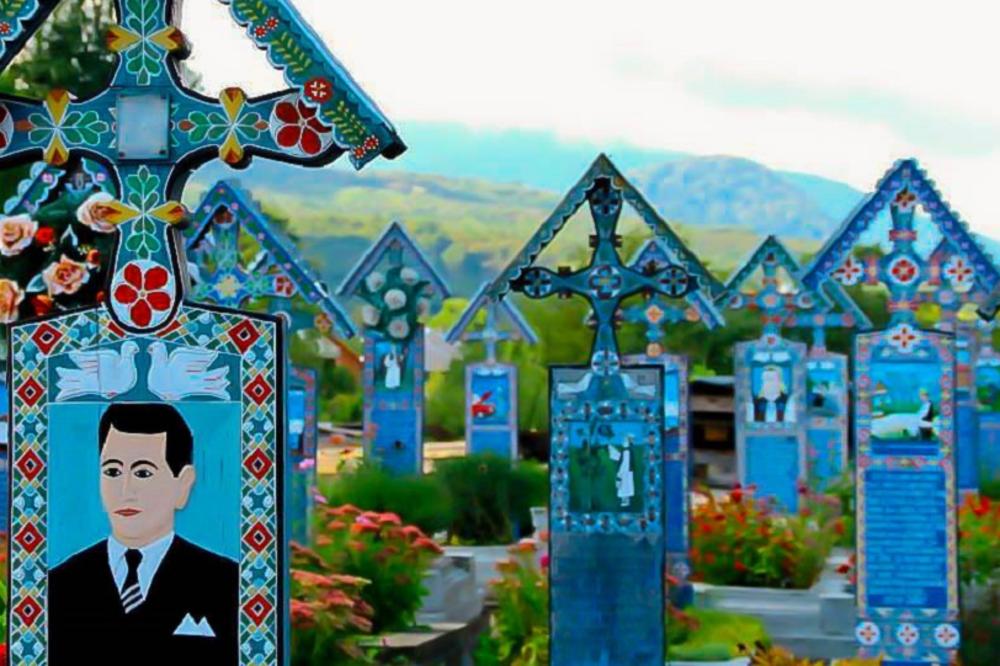 VESELO GROBLJE KOD KOMŠIJA: Na duhovit način prikazuje život POKOJNIKA, nesvakidašnji PRIZOR koji ŠOKIRA mnoge!