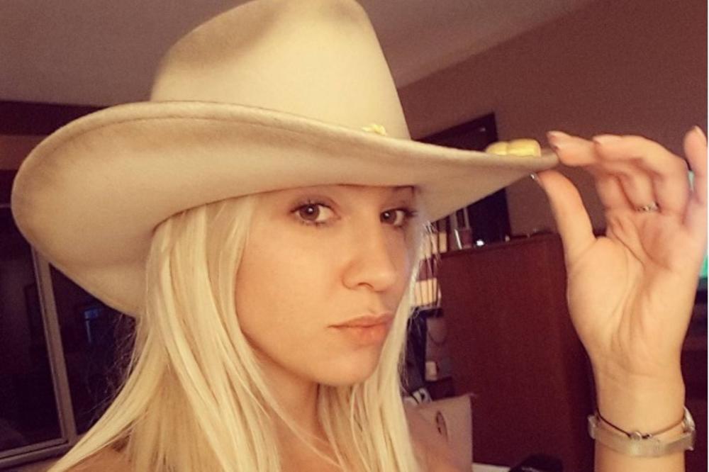 Milica Todor bez blama zagrlila dve gole ribe! Od ovoga nema dalje: Klinci ne gledajte OVO!