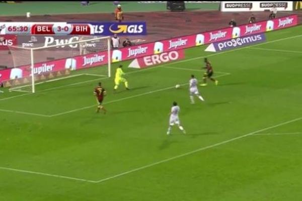 Ne znamo kako rasni napadač uspe da promaši ovako nešto! (VIDEO)