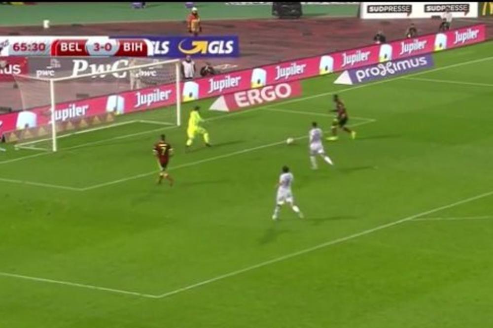 Ne znamo kako rasni napadač uspe da promaši ovako nešto! (VIDEO)