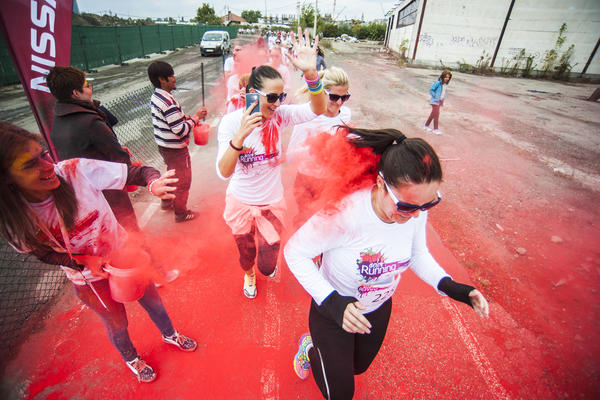 Beograđani izbombardovani bojama: Pet stotina trkača obojilo je danas Savsku promenadu! (FOTO)