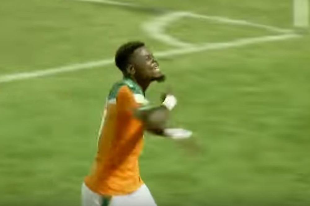 Dao gol, pa pretio klanjem dok je slavio i zgrozio čitav svet! (VIDEO)