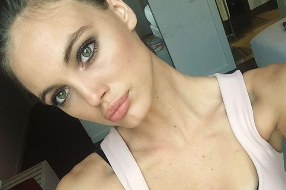 Osvojila je Ronalda, a sada će i sve vas: Preznojićete se kad vidite kako prvi srpski Viktorijin anđeo izgleda u toplesu! (FOTO)