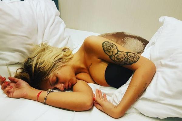 Dobila opasne batine, bila krvava, razvela se, a sada pustila i kućni video: Dunja gola u krevetu i... (VIDEO)