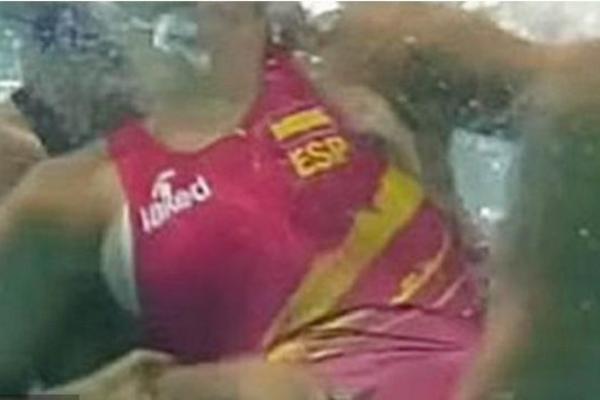 Ako do sada niste gledali ženski vaterpolo, počećete! Tamo devojke skidaju gole jedna drugu! (VIDEO)