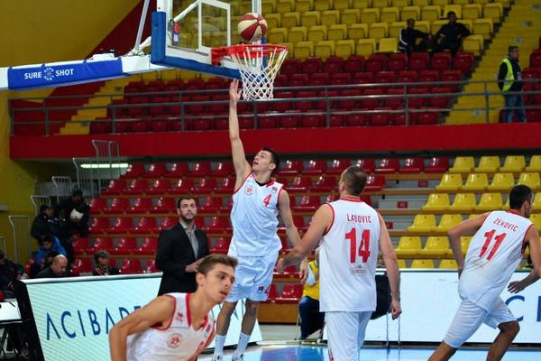Prvi put im došao Partizan u goste, a zbog sramne odluke domaćina hala je prazna! (FOTO)