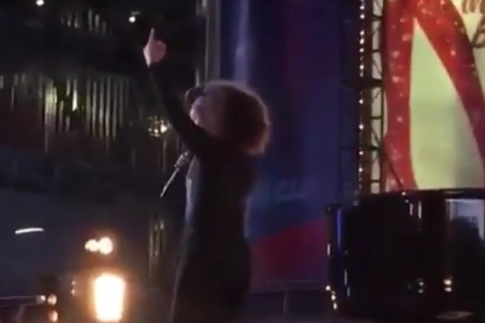 Ališa Kiz pokazala šta misli o Donaldu Trampu: Srednji prst nasred Tajms Skvera! (VIDEO)