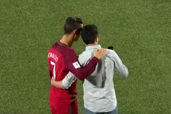 Ronaldo opet pravio selfi sa navijačem, pa se smejao dok je ovaj bežao redarima! (VIDEO)