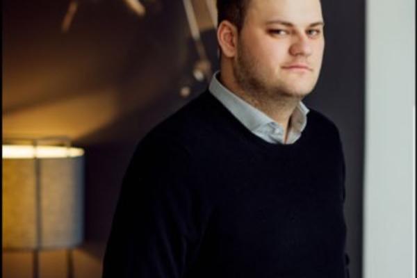 Zbog ove fotografije iz Pariza SVI MUŠKARCI U SRBIJI ZAVIDE AMIRU BISLIMIJU! (FOTO)