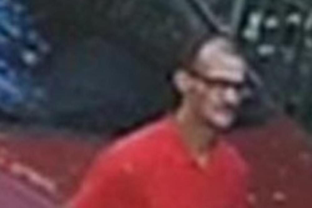 Ukoliko prepoznate ovog čoveka, odmah zovite policiju: Teško premlatio staricu od 83 godine!