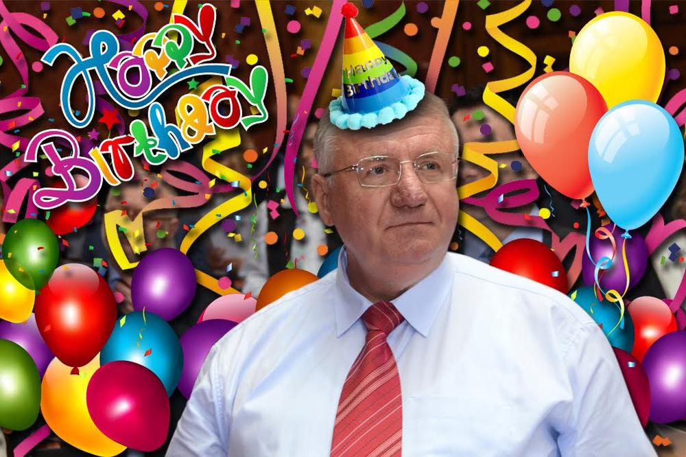 Šta je Vojvoda Šešelj poželeo za rođendan? 100 zastava Hrvatske, Tominu diplomu, da Tvamp pobedi... (MEME)