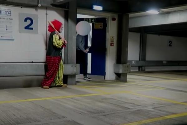 Maskirao se u klovna da napravi foru, a onda je naišao na pogrešne ljude. Šta mislite da se desilo? (VIDEO)