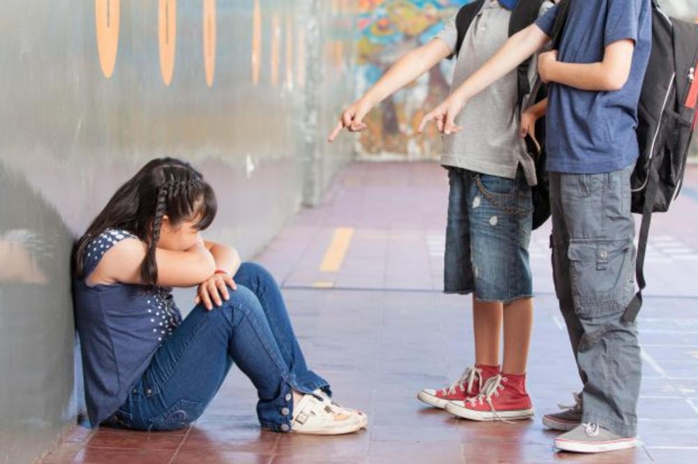 NEMA KUL TELEFON I NE NOSI DOBRE PATIKE: Malu Marinu  maltetiraju u školi jer nije bogata!