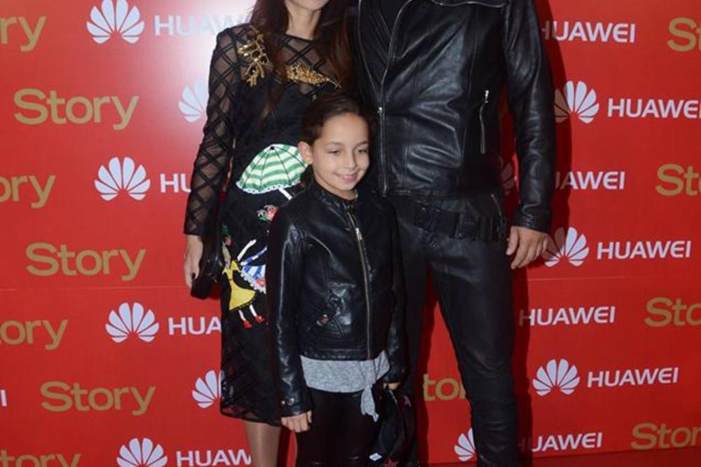 Prvi put posle afere Kokain: Bulat u javnosti sa ženom i ćerkicom! (FOTO)