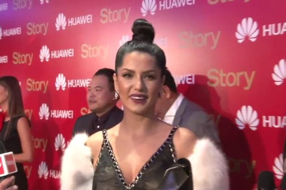 Muža nije povela, ali je zato Tanja Savić na glavi imala penis! (FOTO)