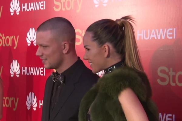 Nikolija očarala na crvenom tepihu, ali zbog jedne stvari svi gosti su zurili u Relju (FOTO)