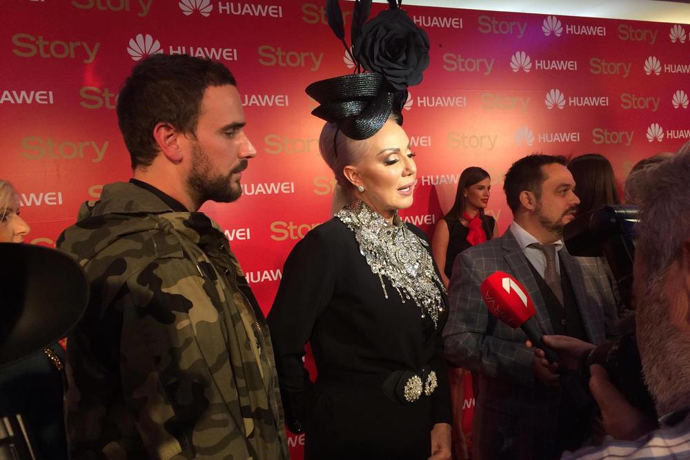 KO JE MISTERIOZNI ČOVEK SA BRENOM? U vijetnamci na crvenom tepihu! (FOTO)