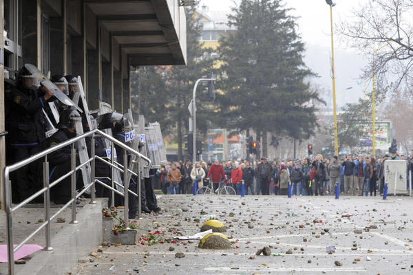 Sve veći broj građana odaje počast tragično nastradalim studentkinjama, blokiran saobraćaj u Sarajevu! (VIDEO)