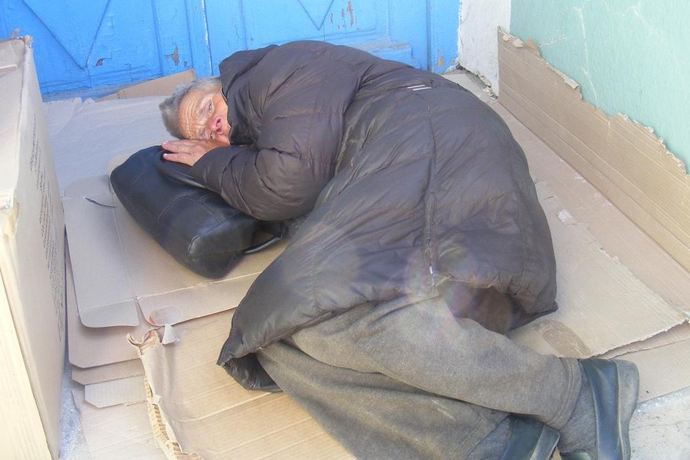 Vapaj starice koja živi na ulici u centru Kuršumlije: Da li sam zaslužila da ovako provedem poslednje dane života?