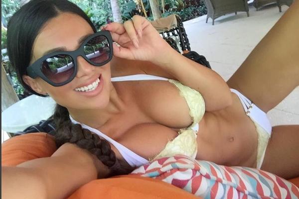 Nije izvalila da joj se bademantil potpuni providi? Stanija objavila seksi snimak, bradže vrište na sve strane! (VIDEO)