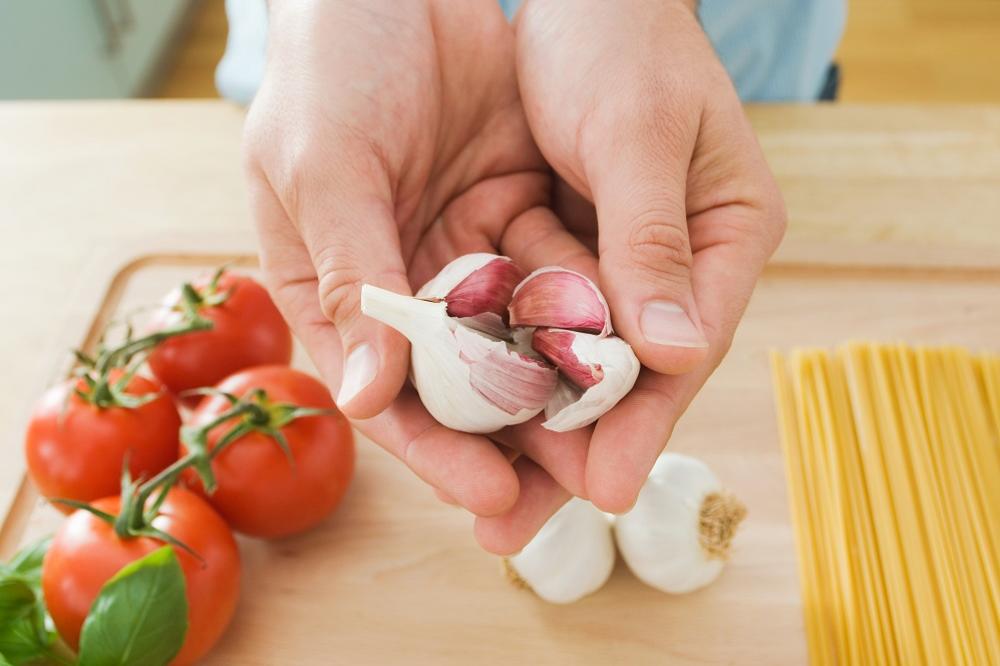 Za samo 1 minut se rešite zadaha od belog luka (FOTO) (GIF)