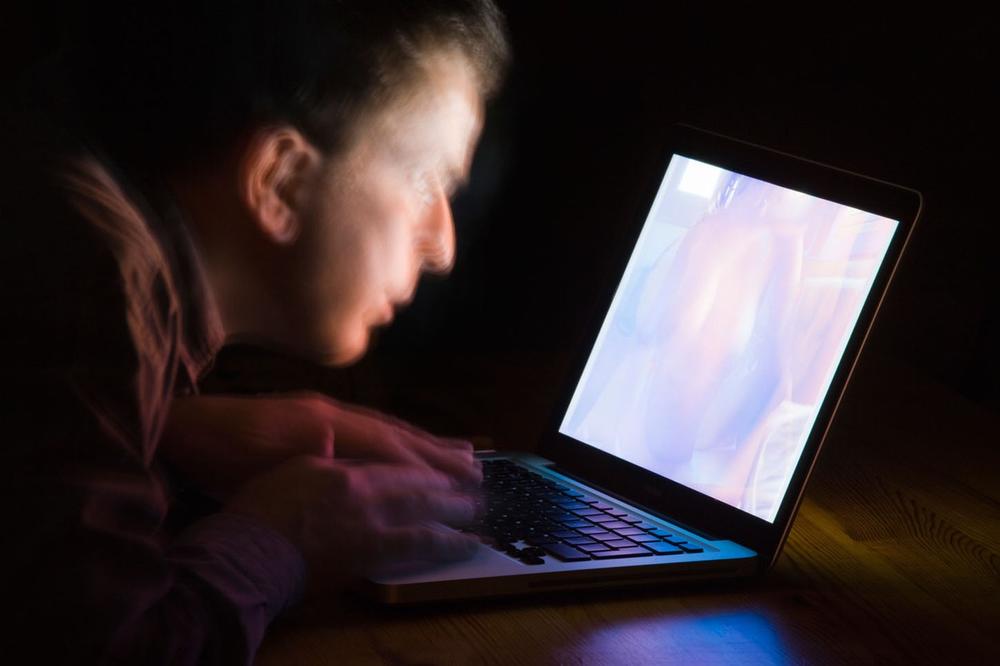 MUŠKARAC (64) ŽRTVA INTERNET PREVARE: Kada je ostao bez VIŠE OD 3.500 EVRA, shvatio njen PAKLENI PLAN