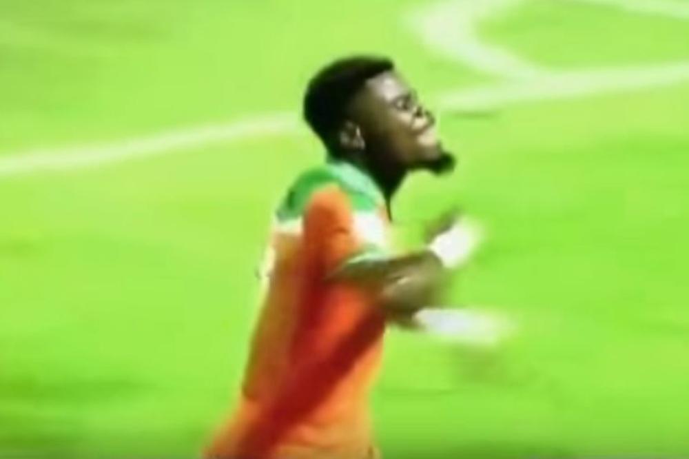 Prvo je slavio gol oponašanjem klanja, a posle je spasao život protivniku! (VIDEO)