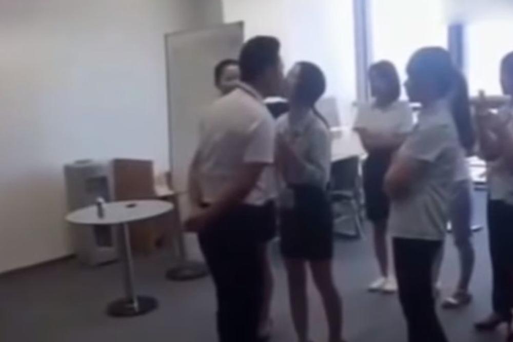 Ovi su gori od Jure: Šef postrojio svoje radnice i terao ih da ga zadovolje! Evo i kako! (VIDEO)