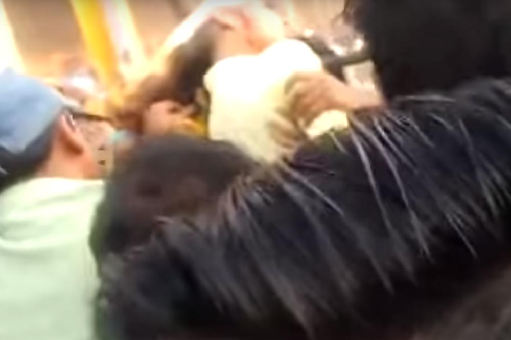 Htela je da napravi selfi, a onda je doživela pravi horor! Gledajte na sopstvenu odgovornost! (UZNEMIRUJUĆI VIDEO)