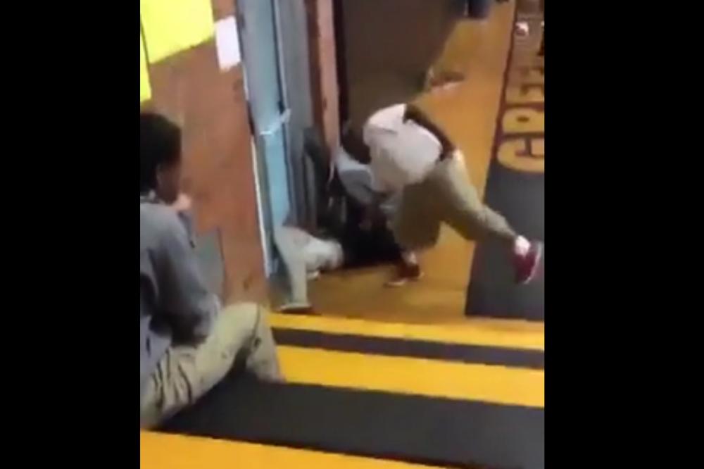 Kao da je krpa za brisanje: Kakvo brutalno iživljavanje profesora nad devojčicom! (VIDEO)