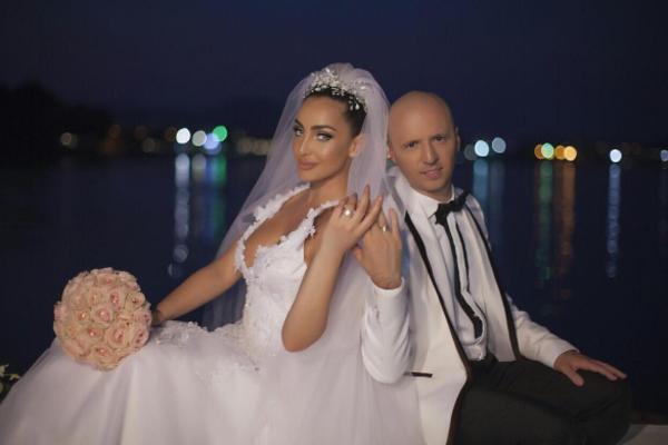 Njihovo venčanje bilo je kao iz bajke, a napali su je da krije muža!! Popularna pevačica na meti strašnih kritika!