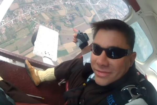 KAKO SRPSKI PADOBRANAC DOLAZI NA SVADBU: Doneo mladencima burme s neba! (VIDEO)