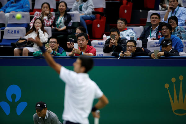 FOTKA DANA: Kada Novak servira, svi su telefoni upereni u njega! (FOTO)