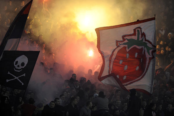 NE ZABORAVLJAJU DRUGARA: Spektakularna bakljada na severu Marakane posvećena Marku Ivkoviću! (FOTO)