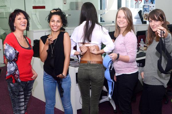 Danas je dan bez brushaltera i naši novinari su ih skinuli. Čeka vas brutalna fotka unutra! (SEKSI)