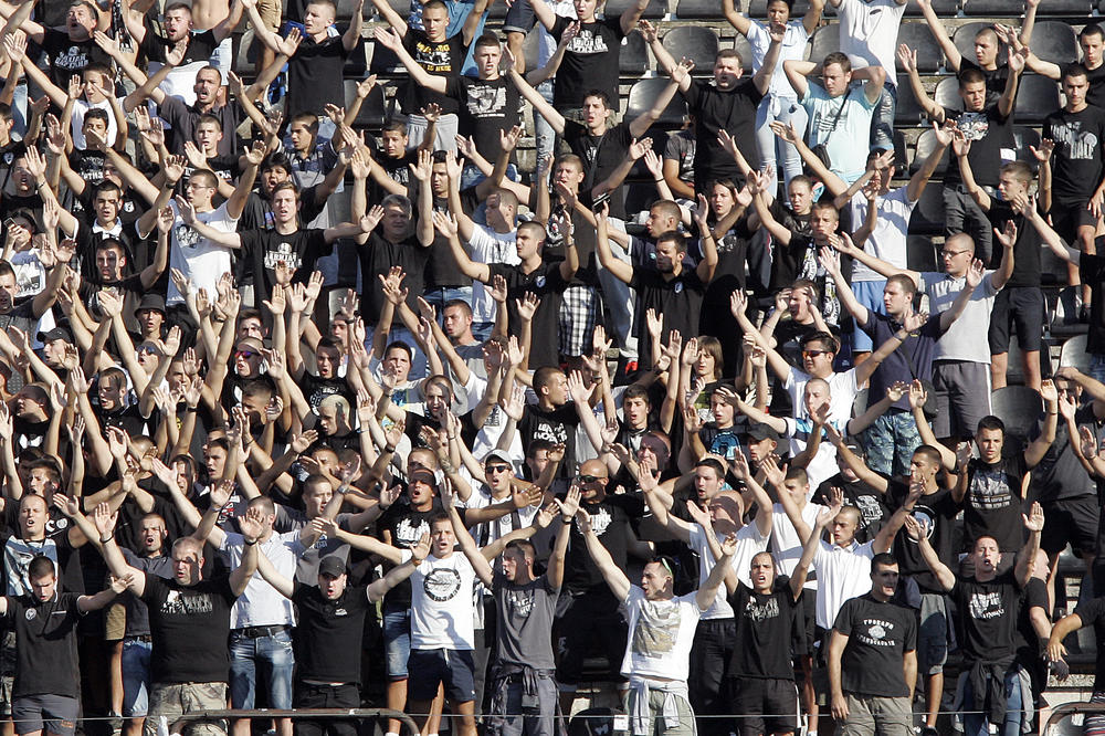 Od samog starta utakmice Partizana i Napretka, Grobari  su nemilosrdno vređali jednog čoveka! (VIDEO)