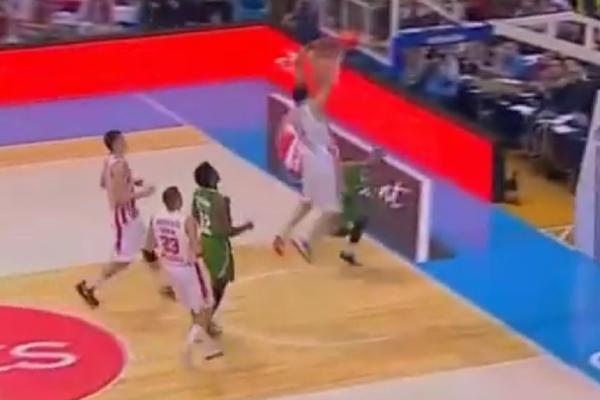 Delije pored vetra u leđa, daju i federe u nogama! NBA Bjelica uništio koš bolesnim zakucavanjem! (VIDEO)