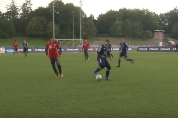 Bajern igrao protiv navijača, a onda je Riberi upoznao amaterskog Ronalda! (VIDEO)