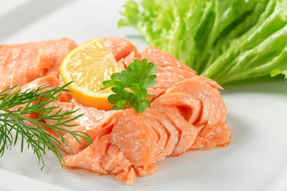 100 grama svežeg lososa sadrži 0.8 mg gvožđa  