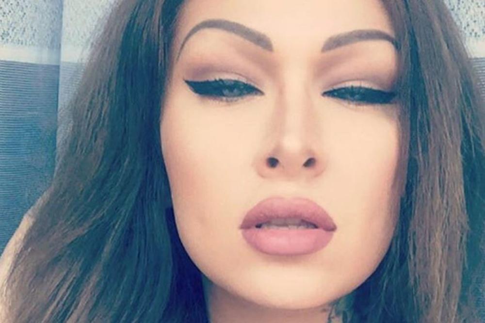 Istetovirala oči i tako fura gradom: Kako biste reagovali da sretnete ovu cicu? (FOTO)