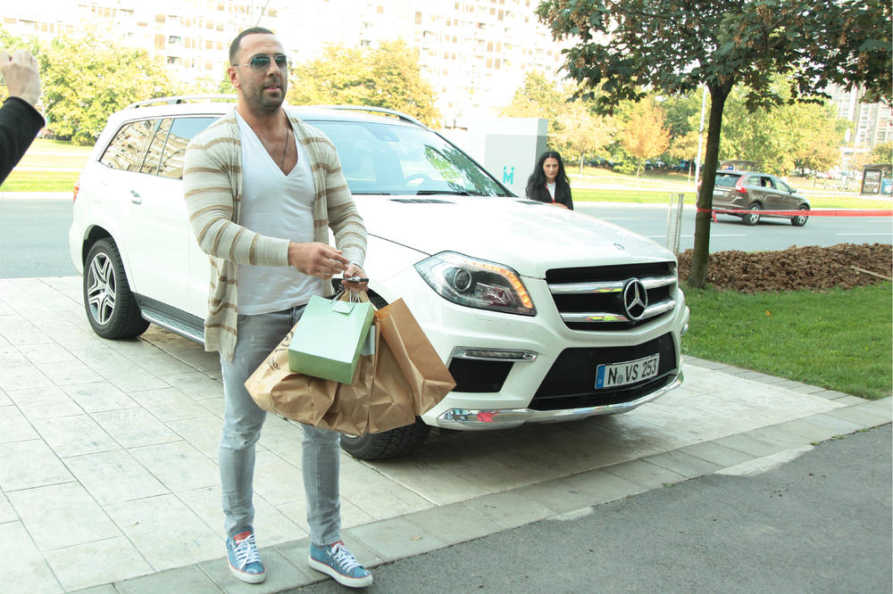 "DA LI SI SVESTAN ŠTA SI URADIO?!" Muž naše PEVAČICE izvadio PIŠTOLJ, a ONA JE IZUSTILA SAMO JEDNO!