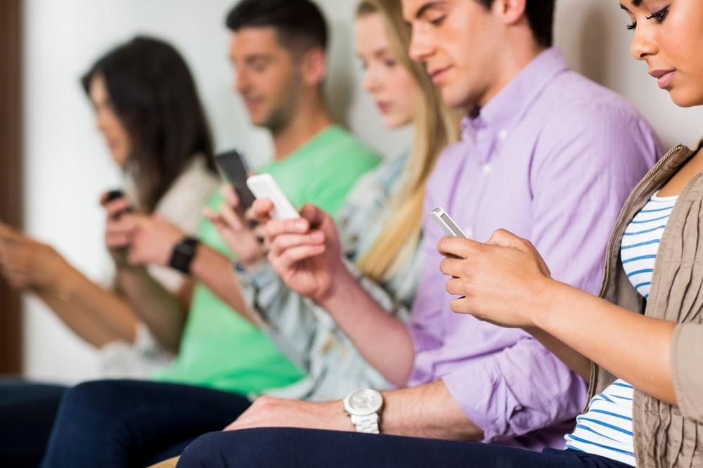 JOŠ NE ZNAMO KAKVE SU POSLEDICE ZRAČENJA TELEFONA! Zaštitite se od RIZIKA - nikad ih ne držite na OVIH 8 MESTA