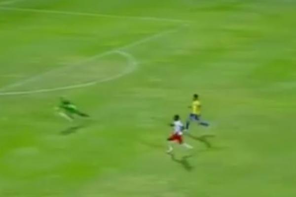 Golman prekršio sveto pravilo: Odbranio rukama na 25 metara od gola, a sudija kao da je slep! (VIDEO)