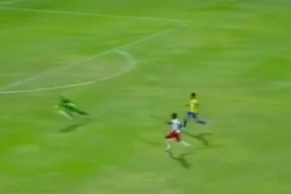 Golman prekršio sveto pravilo: Odbranio rukama na 25 metara od gola, a sudija kao da je slep! (VIDEO)