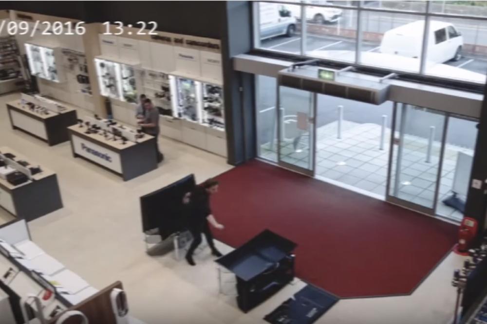 Kad si TRAPAV kao slon: Jednim potezom UNIŠTIO 4 NAJSKUPLJA TV-a (VIDEO)