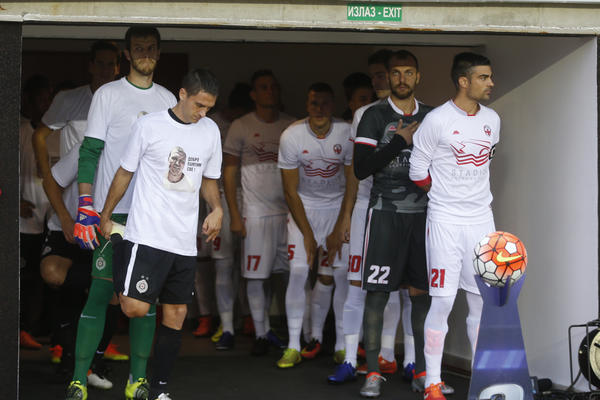 DOBRO PAMTIM SVE: Da li je moguće da su igrači Partizana nosili majice sa likom Saleta Mutavog? (FOTO)