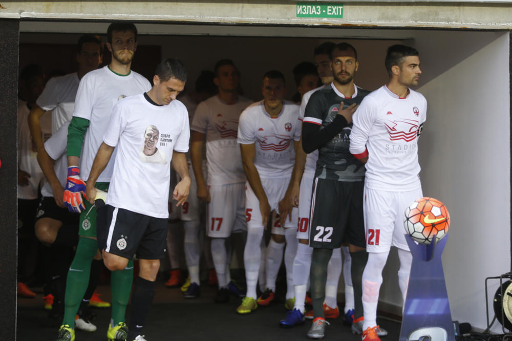 DOBRO PAMTIM SVE: Da li je moguće da su igrači Partizana nosili majice sa likom Saleta Mutavog? (FOTO)