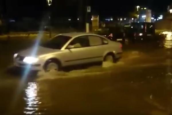 1.500 gromova za jedan sat! Ludo vreme poplavilo Šibenik! (VIDEO)